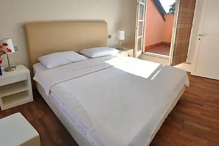Sleeps 6 Pool Wifi Meina
